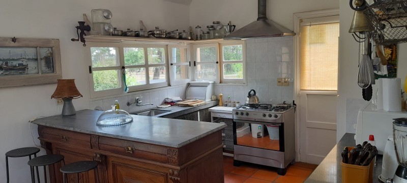 Disfrute del bosque a sólo dos cuadras de la calle principal, Casa en alquiler sobre La Barra.